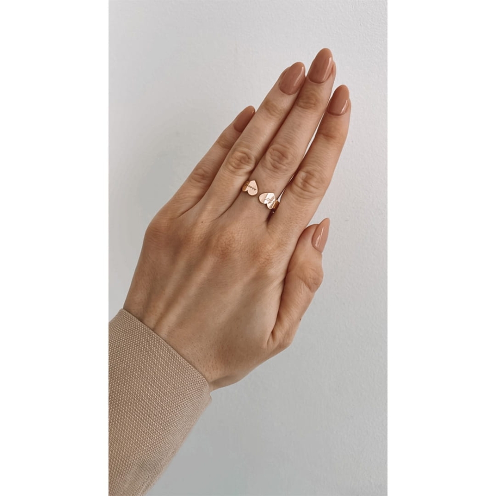 Złoty Pierścionek Dwa Serca Gold Na Palcu.jpg